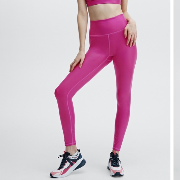 Fabletics High-Waisted Iridescent Luxe
Legging in Dark Fuchsia Size Medium - Picture 2 of 6